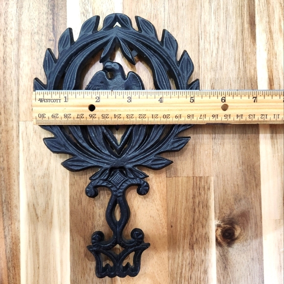 Vintage Collectible Wilton Cast Iron American Eagle Trivet With Handle & Feet - Picture 4 of 6